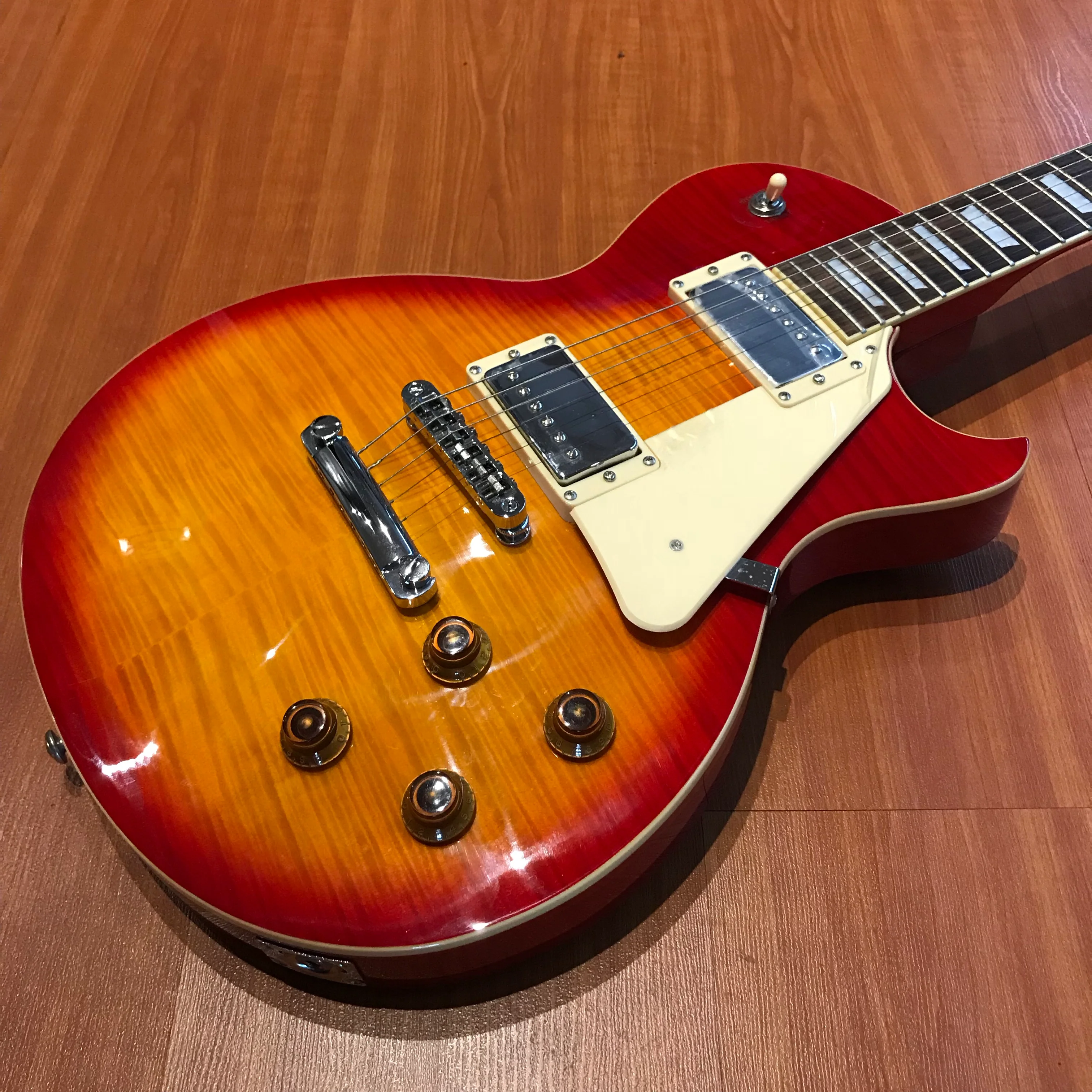 Suzuki SLS-CS Cherry Sunburst Gloss Electric Guitar - Image 3