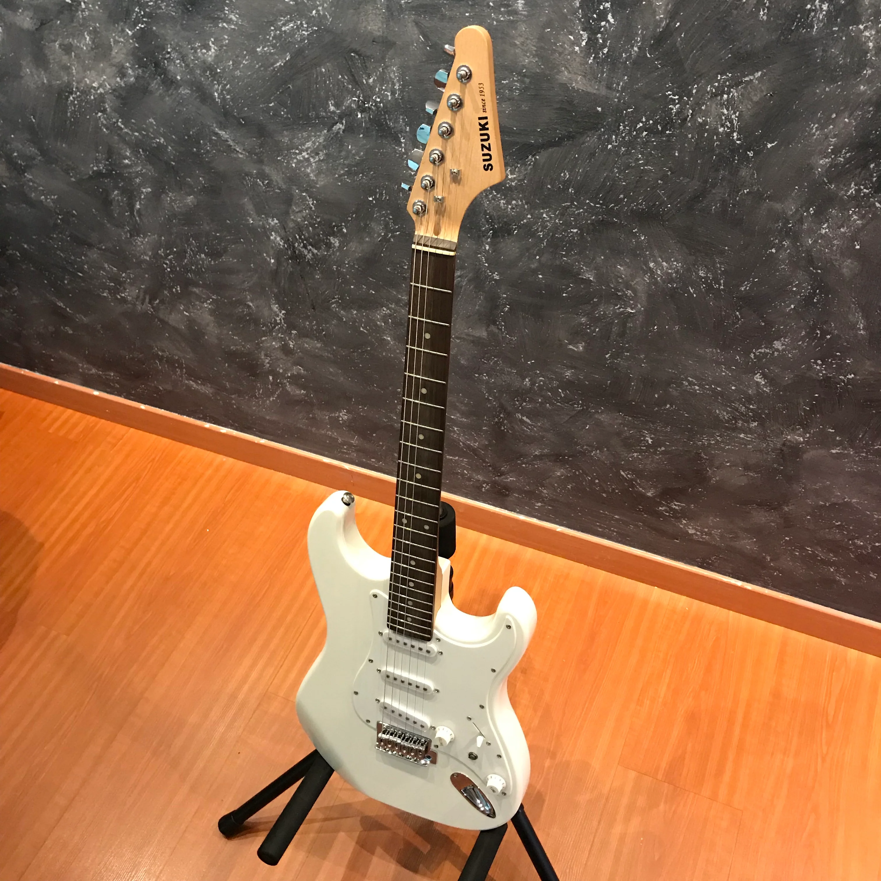 Suzuki SST5 White Electric Guitar - Image 2